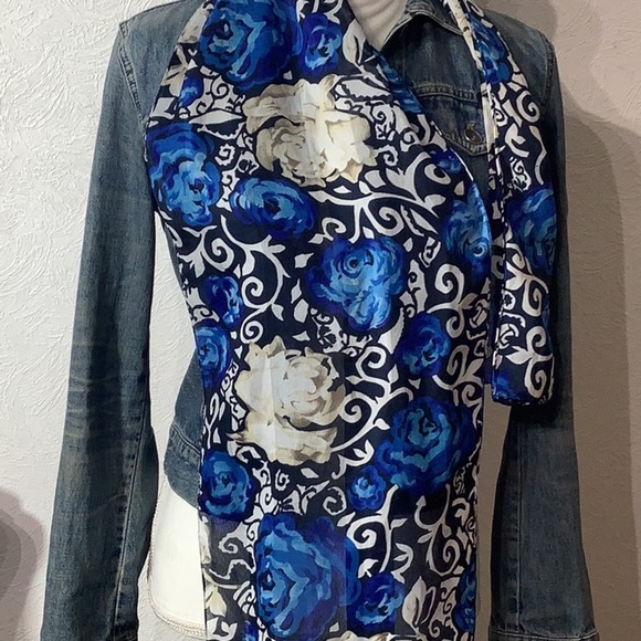 Chic & Unique - Blue & Cream lightweight silky feel Scarf - more than one use - Picture 4 of 5